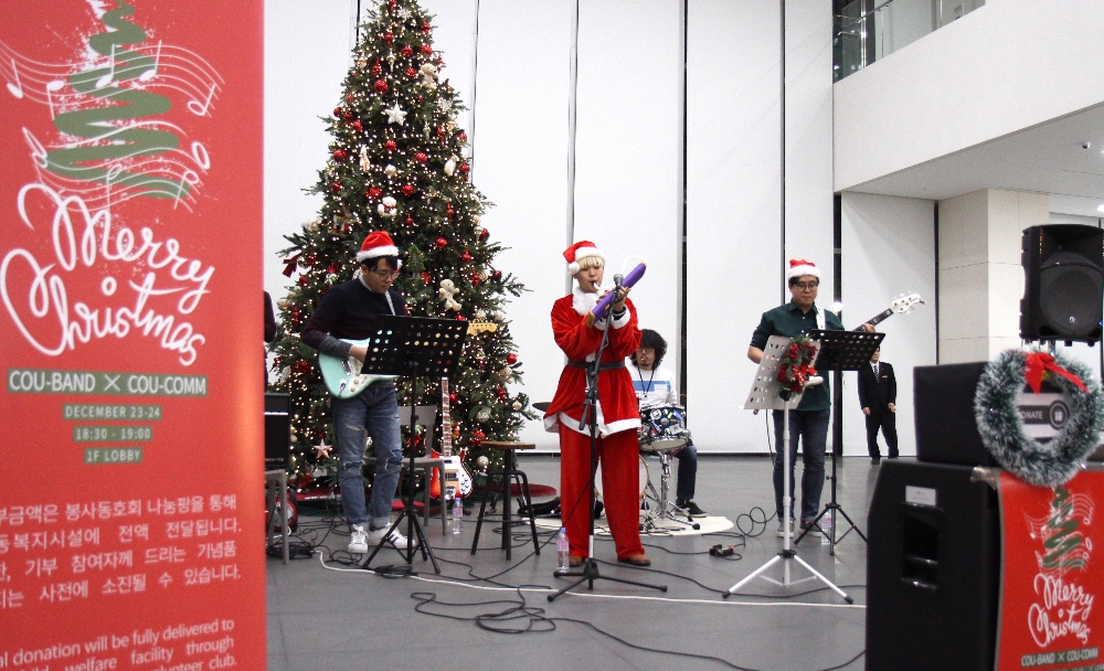 쿠팡 노사협의회와 사내 밴드 동호회 ‘쿠뺀’ 회원들이 쿠팡 잠실오피스 1층 로비에서 지난 23일 미니 콘서트를 진행했다. /사진제공=쿠팡