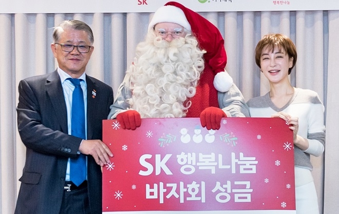 최신원 회장(왼쪽)과 기아대책 산하 행복한나눔 김혜은 대표. (사진=SKN)
