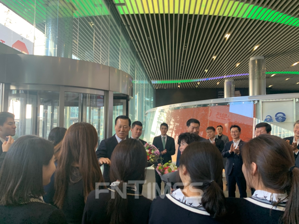 김도진 기업은행장이 27일 오전10시 이임식 이후 1층에서 직원들의 박수를 받으며 퇴장하고 있다./사진=전하경 기자