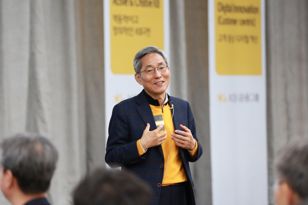 1월 3일 KB증권 용인연수원에서 경영진들을 대상으로 특강을 하고 있는 KB금융그룹 윤종규 회장 / 사진= KB금융지주