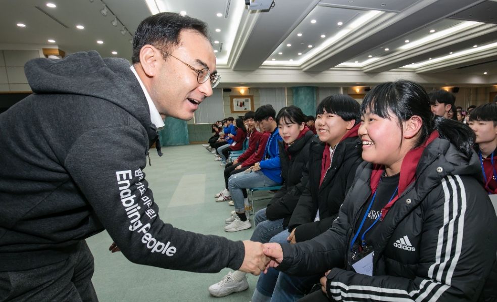 노희찬 삼성전자 사장이 '2020 삼성 드림클래스 겨울캠프'에 참가한 중학생들을 격려하고 있다/사진=삼성전자 