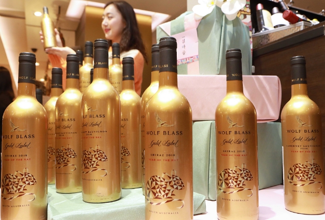 롯데백화점은 2020년 경자년을 기념해 호주의 유명 와이너리 '울프블라스'에서 출시한 '울프블라스 골드라벨' 와인 2종(쉬라즈, 카베르네 소비뇽, 각 5만원)을 판매한다. /사진=롯데쇼핑.