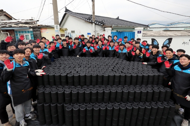 지난 8일 대우건설 신입사원 130명이 광명시 소하동 일대에서 사랑의 연탄나눔 봉사활동을 실시했다. 제공=대우건설