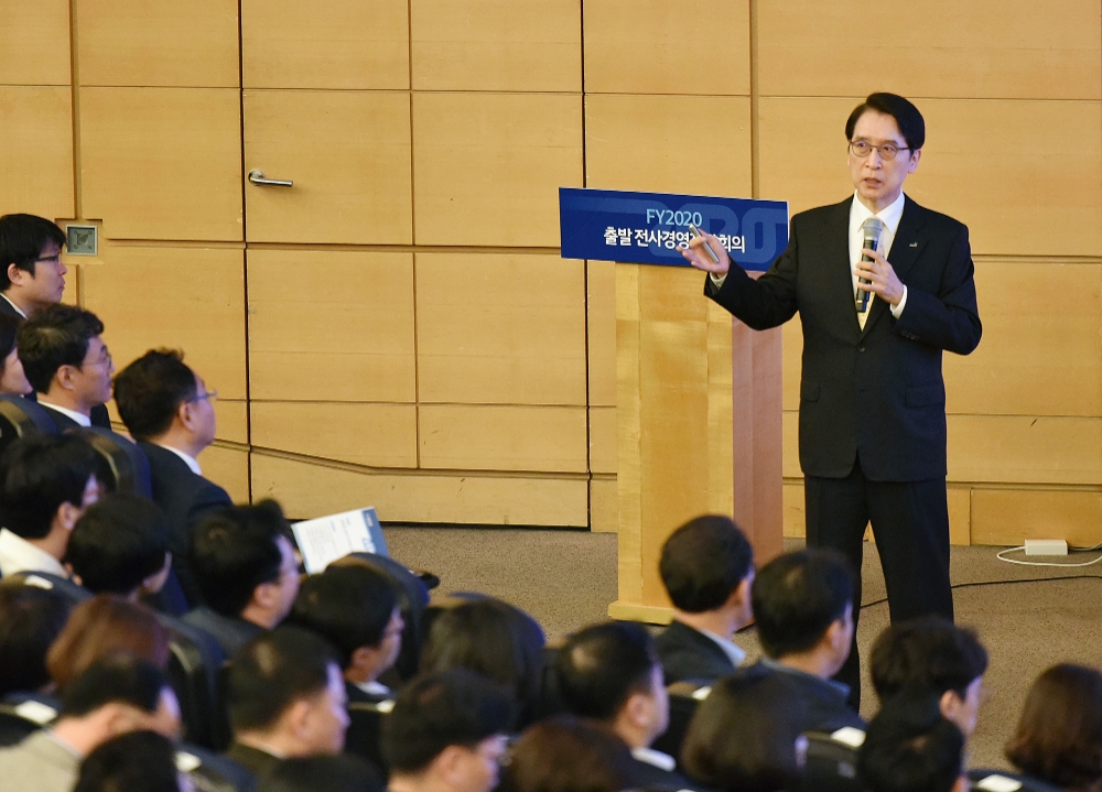 지난 10일 충남 천안시 계성원(교보생명 연수원)에서 열린 '2020년 출발 전사경영전략회의'에서 신창재 교보생명 회장이 디지털 혁신을 가속화해 새로운 고객가치를 창출하자고 말했다. / 사진=교보생명