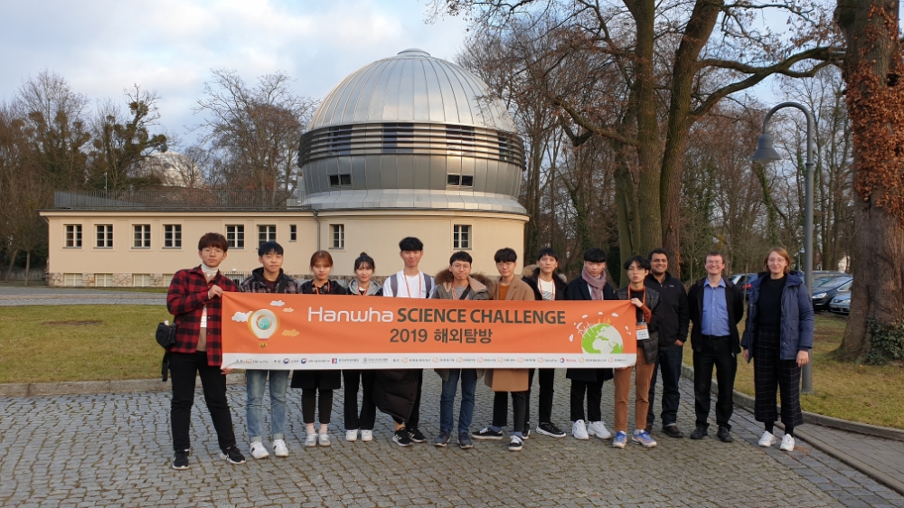 한화 사이언스 챌린지 수상자들이 독일 포츠담 천체 물리학 연구소 앞에서 기념촬영하고 있다/사진=한화그룹