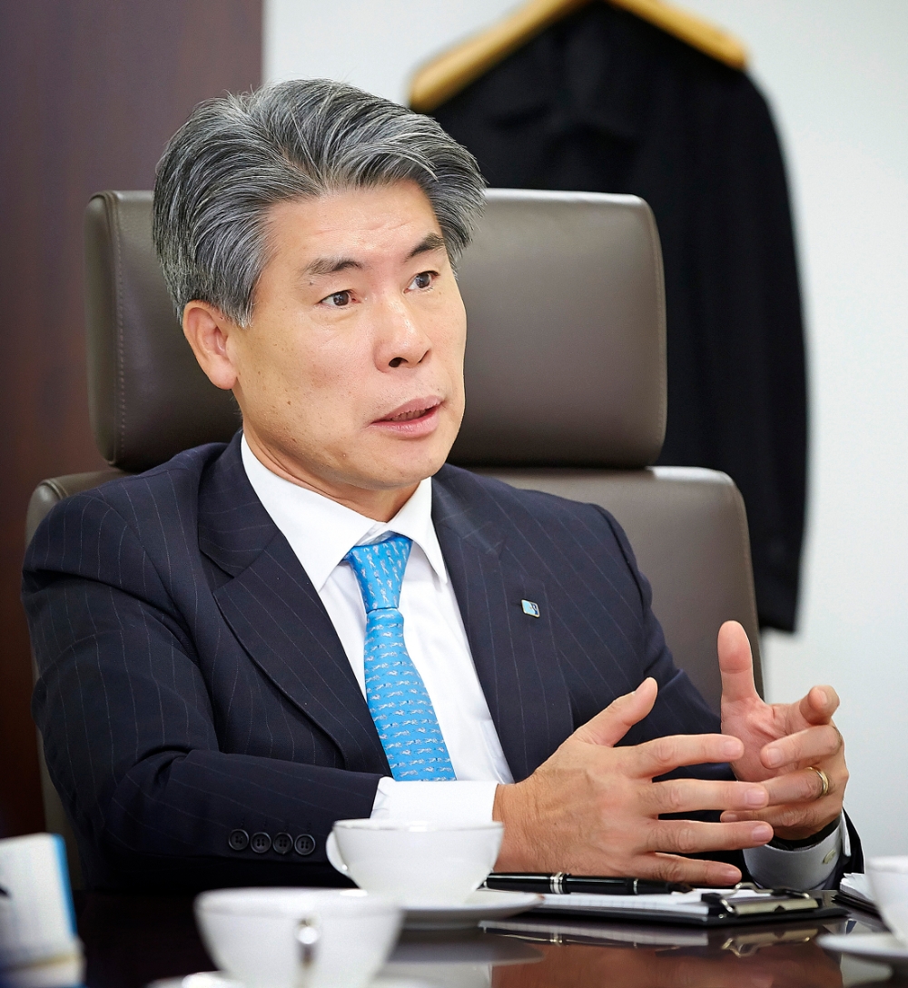 1월 13일 윤종원 IBK기업은행장이 금융연수원 임시 집무실에서 업무 보고를 받고 있는 모습.  / 사진= IBK기업은행(2020.01.14)