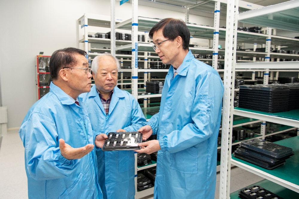 방문규 수출입은행장이 14일 오후 신년 첫 현장소통 행보로 광주광역시에 위치한 소부장 분야의 강소기업 오이솔루션을 찾아 관련업계 애로사항을 듣고 있다. 사진 왼쪽부터 박용관 오이솔루션 대표이사, 박환 오이솔루션 부사장, 방문규 수은 행장. / 사진= 수출입은행(2020.01.15)