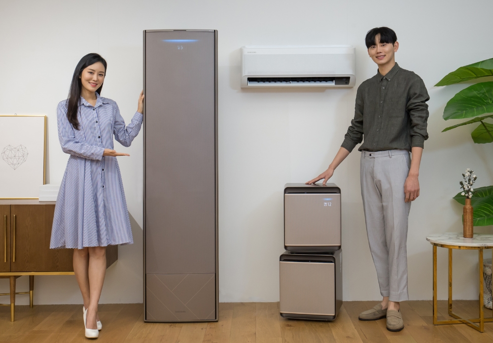 삼성전자 모델들이 2020년형 무풍에어컨, 무풍큐브를 홍보하고 있다/사진=삼성전자
