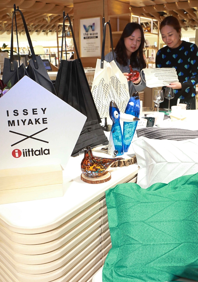 롯데백화점은 다음 달 28일까지 소공동 본점에서 핀란드 라이프스타일 브랜드 '이딸라(iittala)'의 팝업스토어를 열어 일본의 유명 디자이너인 '이세이 미야케'와 협업한 전 상품을 국내 단독으로 선보인다. /사진=롯데쇼핑.