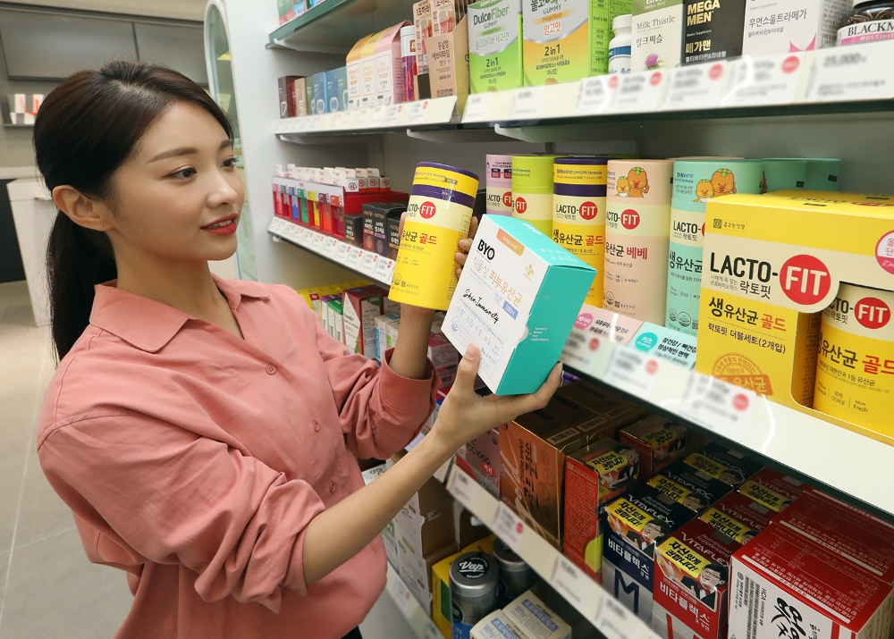 CJ올리브영이 이달 1일부터 15일까지 건강기능식품 카테고리의 매출을 분석한 결과, 전년 동기 대비 69% 증가했다고 밝혔다. /사진제공=CJ올리브영