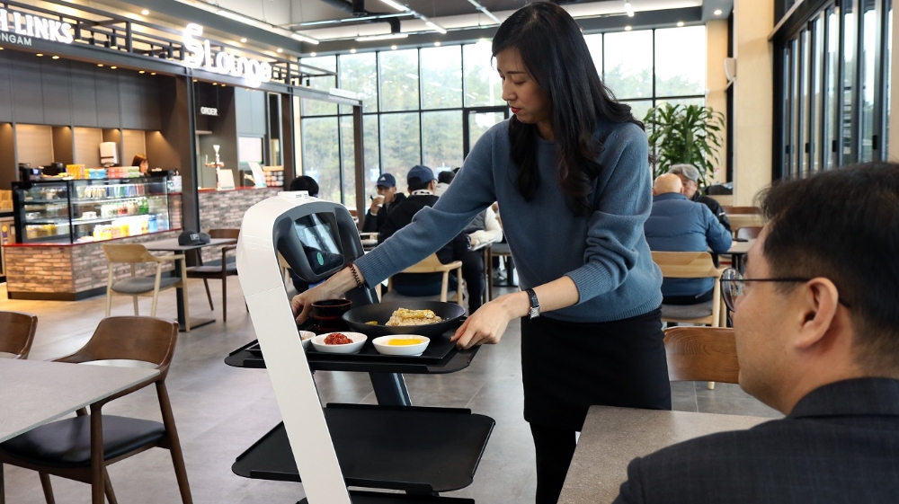 서빙로봇에서 음식을 꺼내는 모습. /사진제공=CJ프레시웨이