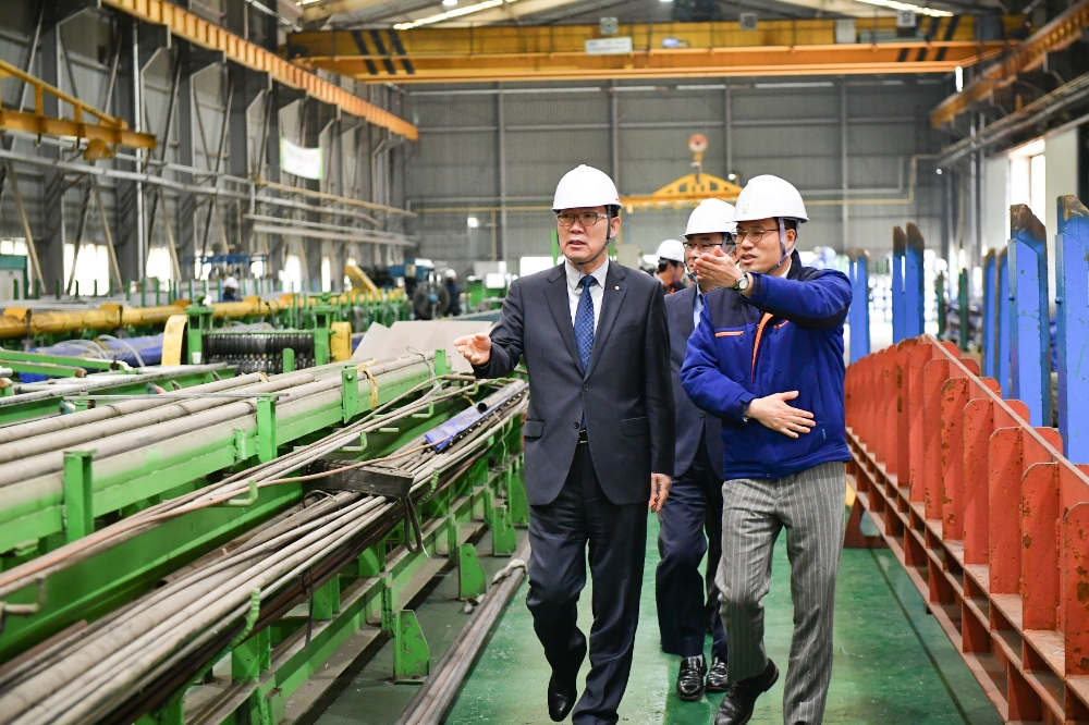 이대훈 은행장(왼쪽)과 장준호 국제희토류금속 대표(오른쪽)가 국제희토류금속 현장을 살펴보고 있다./사진=농협은행
