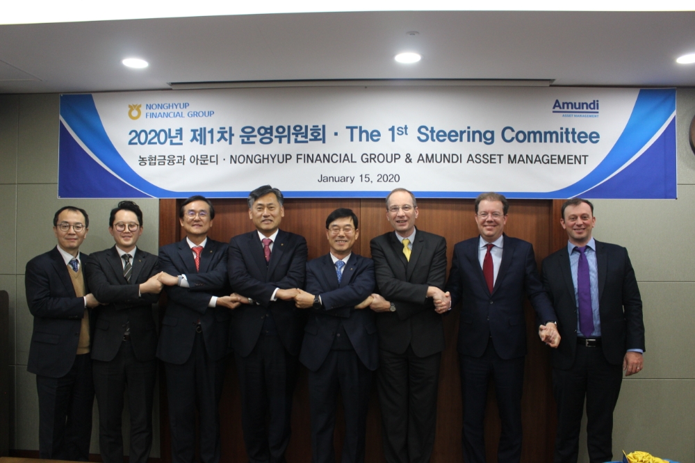 15일 중구 NH농협금융 본사에서 열린 'NH농협금융-아문디사 주주간 운영위원회'에서 김형신 NH농협금융 사업전략부문장(왼쪽에서 다섯번째), 배영훈 NH-Amundi자산운용 대표(왼쪽에서 세번째), 베르나르 드윗(Bernard DEWIT) 아문디사 부사장(왼쪽에서 여섯번째) 등 양사 관계자들이 회의 후 기념촬영을 하고 있다./사진=NH농협금융