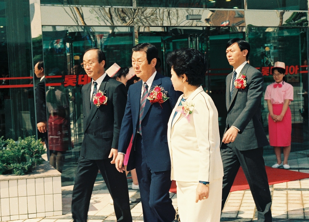 1991년 5월 4일 롯데백화점 영등포점 개점 기념식에 참석한 신격호 명예회장 내외. /사진제공=롯데지주