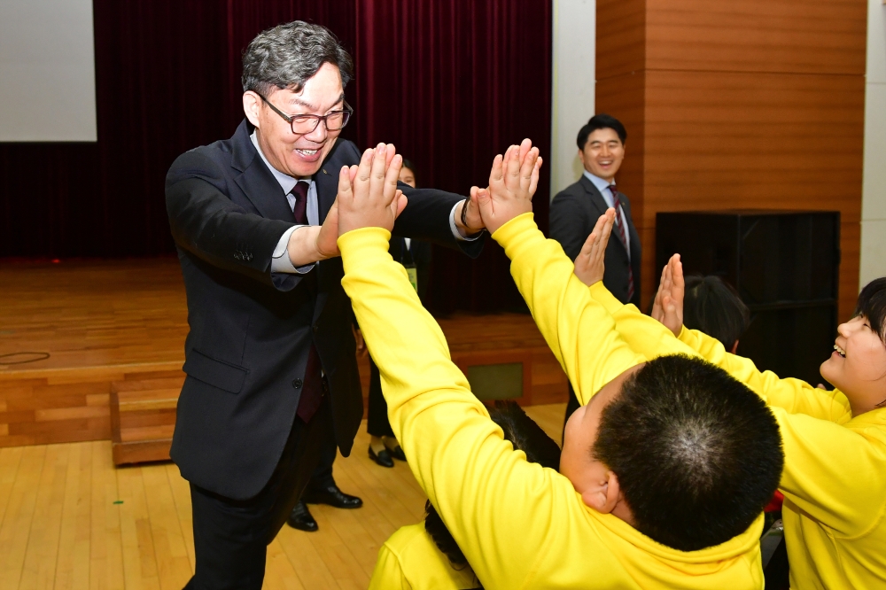 이대훈 은행장이 '푸른등대 NH농협은행 겨울캠프' 개회식 중 캠프에 참가한 초등학생들과 인사를 하고 있다./사진=농협은행