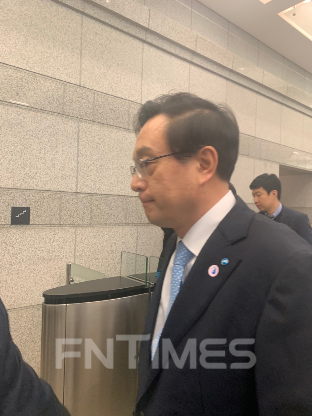 손태승 우리금융지주 회장 겸 우리은행장이 22일 오후2시44분경 DLF 제재심 출석을 위해 금감원에 입장하고 있는 모습./사진=전하경 기자