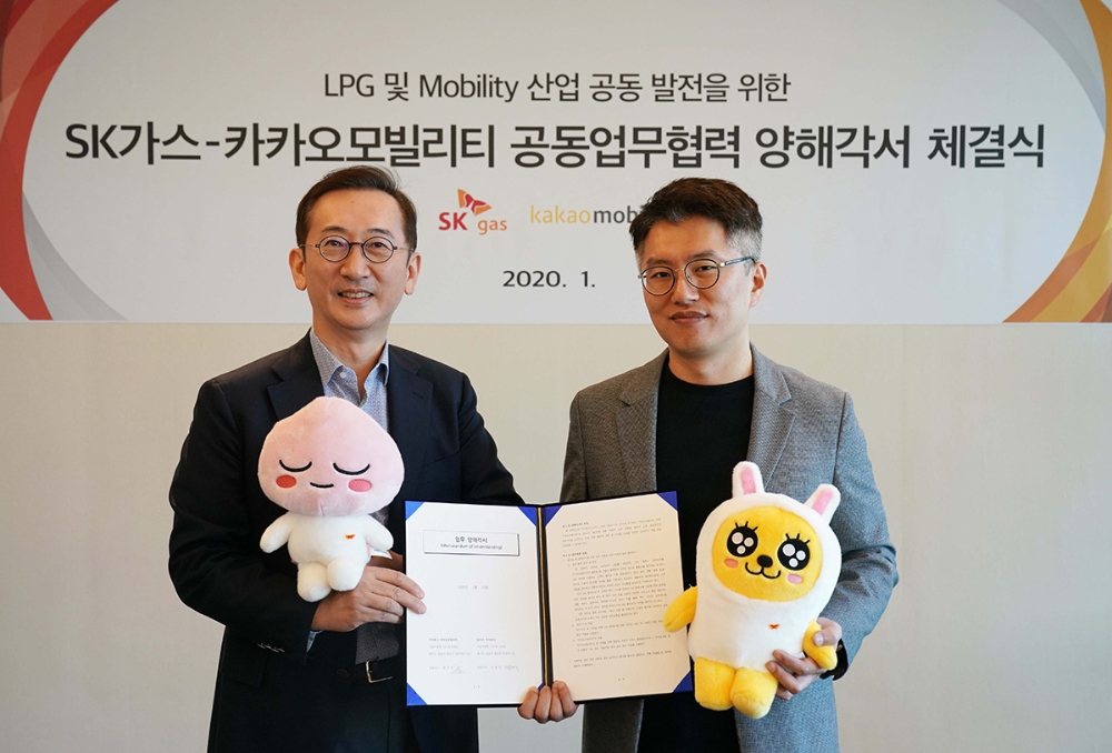 윤병석 SK가스 사장(왼쪽)과 류긍선 카카오모빌리티 공동대표(오른쪽)가 21일 성남 판교 SK가스 본사(ECO HUB)에서 미래 모빌리티사업 협력 MOU를 체결했다/사진=카카오모빌리티