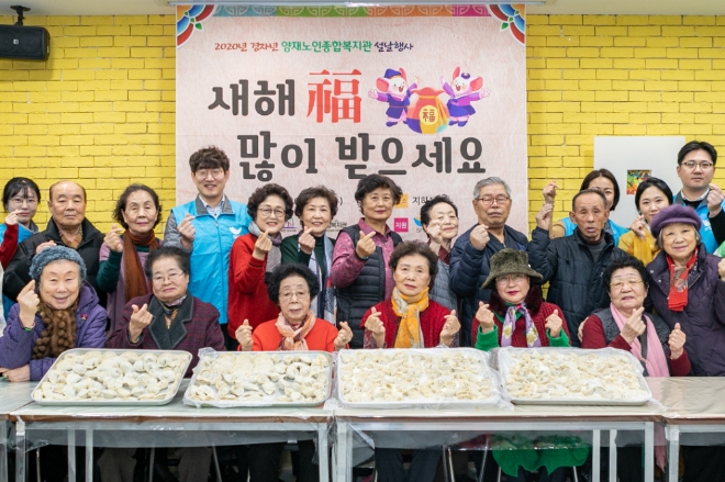 SPC그룹은 설 명절을 맞아 전국 사업장 인근 복지기관에 제품을 전달하고 떡국을 배식하는 등 임직원 봉사활동을 진행했다. /사진=SPC그룹.