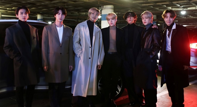 방탄소년단이 제62회 그래미 어워즈 레드카펫 행사에 참석하기 위해 탑승할 현대자동차 수소전기차 ‘넥쏘’ 앞에서 기념촬영을 하고 있는 모습. 좌부터 정국, 진, RM, 슈가, 뷔, 지민, 제이홉. (사진=현대차)