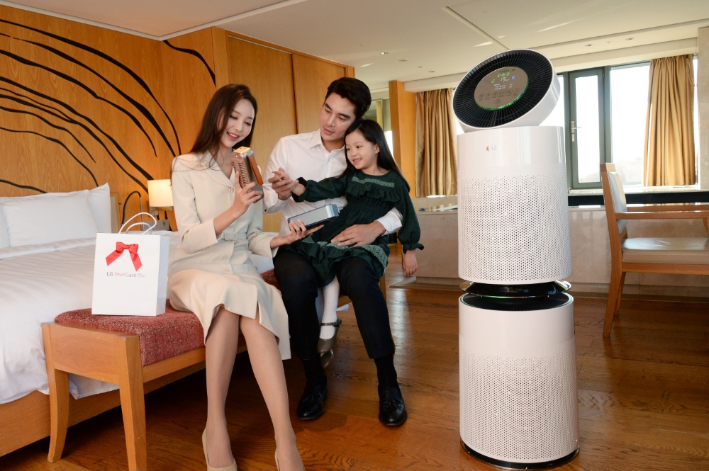 LG전자 모델들이 반얀트리 클럽 앤 스파 서울 퓨리풀 패키지를 즐기는 모습을 시연하고 있다/사진=LG전자