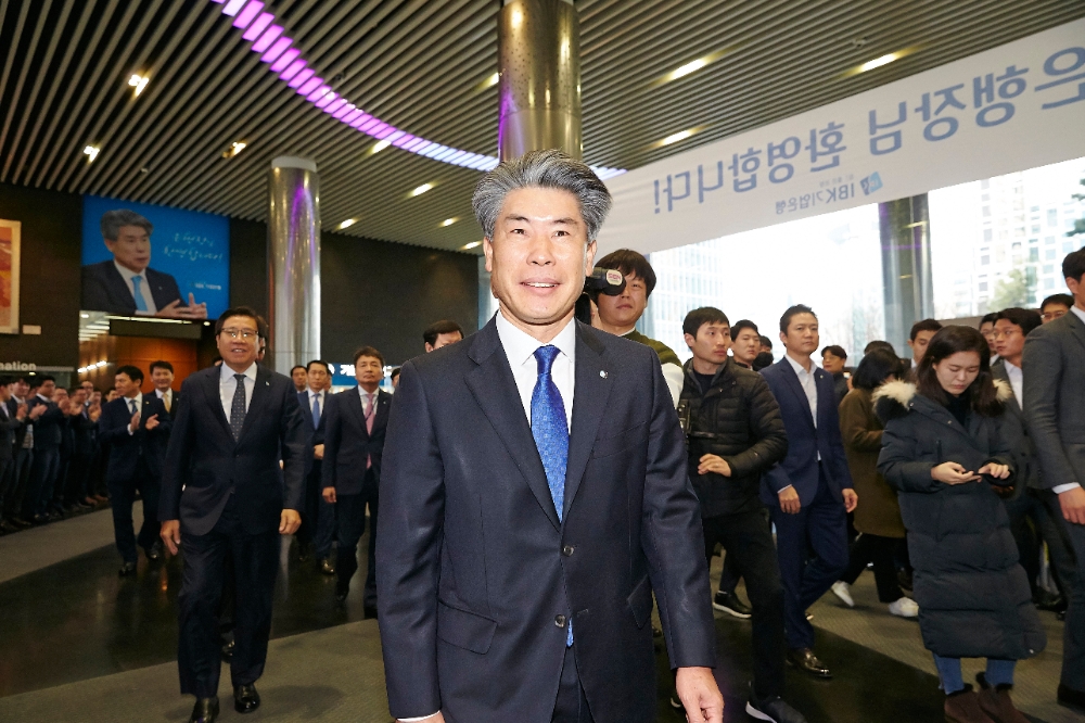 윤종원 IBK기업은행장이 29일 서울 중구 을지로 본점에 출근하며 직원들로부터 환영받고 있다. / 사진= IBK기업은행