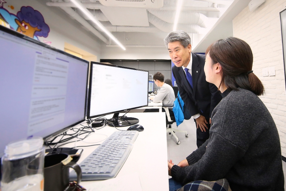 1월 29일 윤종원 IBK기업은행장이 서울 구로동에 있는 ‘IBK창공 구로’를 방문해 혁신창업기업 직원과 대화를 하고 있다. / 사진= IBK기업은행