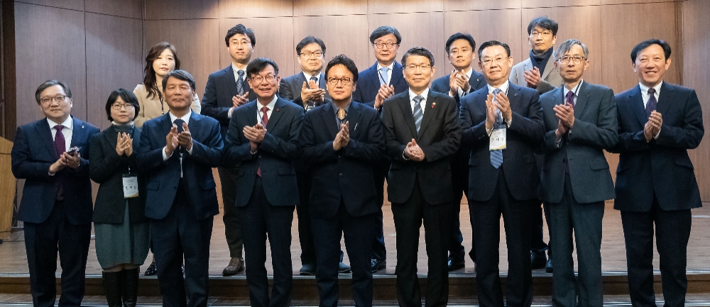 29일 은행연합회에서 열린 금융그룹 감독제도 향후 추진방향 세미나에서 은성수 금융위원장(앞줄 오른쪽에서 네 번째), 민병두 국회 정무위원장(앞줄 오른쪽에서 다섯 번째), 김상조 청와대 정책실장(앞줄 오른쪽에서 여섯 번째) 등 참석자들이 기념사진을 찍고 있다. / 사진= 금융위원회(2020.01.29)