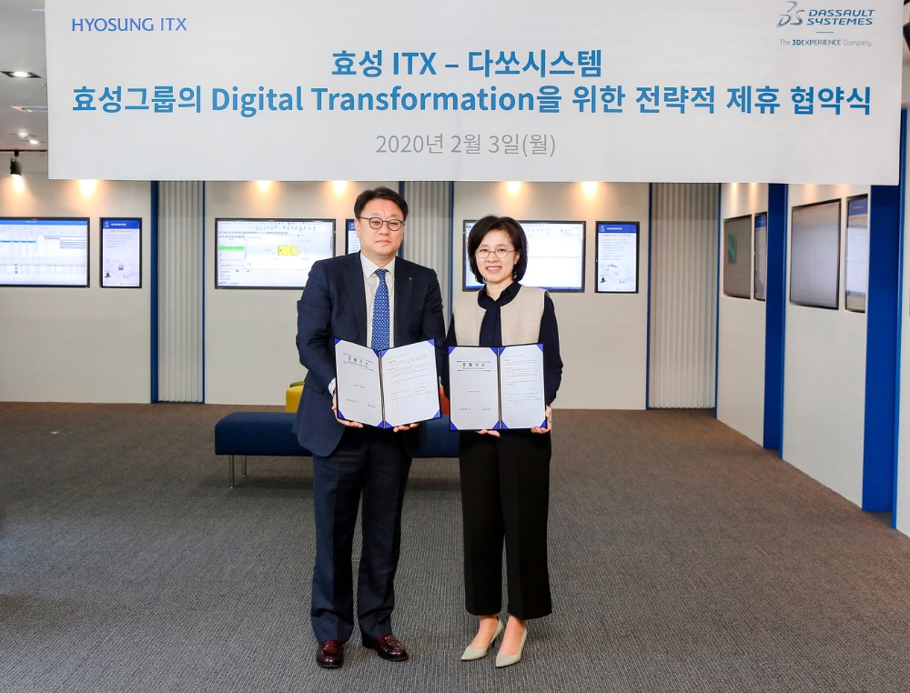 김화정 다쏘시스템 프로페셔날 솔루션즈 사업본부 본부장(왼쪽), 탁정미 효성ITX Smart Factory사업부문 상무(오른쪽)가 기념 촬영하고 있다/사진=효성