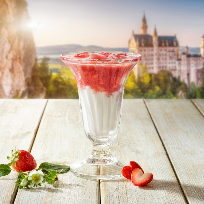 스타벅스는 7일부터 매일 산지에서 직송한 신선한 생딸기로 제조하는 음료 3종을 출시한다. /사진=스타벅스 코리아.