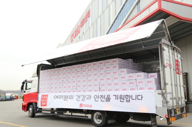 아성다이소가 신종 코로나바이러스 감염증(우한폐렴)우려로 격리 생활을 하고 있는 격리자들에게 행복박스를 전달했다. /사진=아성다이소.