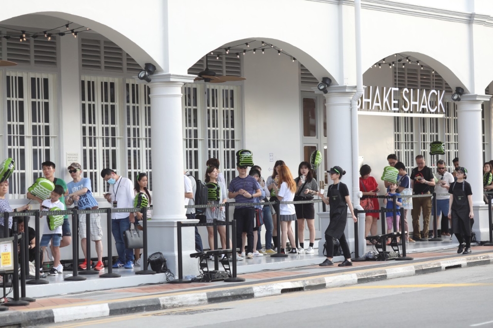 7일(현지시각) SPC그룹이 문을 연 쉐이크쉑 싱가포르 2호점 '닐로드점'에 고객들이 길게 줄을 지어 입장을 기다리고 있다. /사진제공=SPC그룹