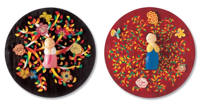 ▲오석교 作.목각인형을 만든다. 오동나무를 설기 설기 깎아내면서 지난 기억을 떠 올린다. 인형이라기보다는 옛날 돌아가시기 전의 어머니의 흔적을 찾아가는 도구가 된다. 어머니를 기억하는 방식에 따라 색이 달라지고 입은 옷이 바뀐다. 어머니라는 이상적 대상이 아니라 소소하게 묻어나는 그림움이며, 시간에 녹아진 작은 추억들이다. 나무인형 뒤로는 꽃이 피어난다. 오방색으로 물들인 나무 꽃은 모란이 되고 연꽃이 된다. 이승과 저승사이에서 피는 꽃이기 때문에 특별한 이름이 필요치 않다. 살아있는 자신과 돌아가신 이에 대한 그리움을 먹고 자라기 때문이다.