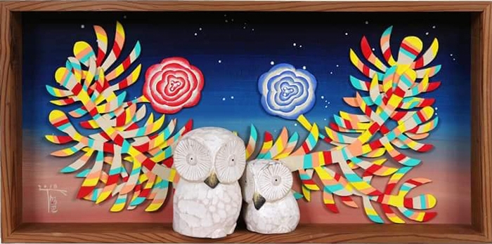 ▲오석교 作. 나무인형자리에 부엉이를 둔다. 산책하던 산길에서 발견한 오동나무를 곱게 다듬어 낡고 썩은 부위를 도려내고 긁어내어 성한부분을 찾아낸다. 부엉이를 조각하면서 밤늦게까지 자신을 기다려주던 이의 고마움이 쌓인다. 깎여지는 나무에 반해 거칠지만 따뜻한 손을 지닌 이에 대한 정은 깊어만 간다. 부엉이가 만들어지는 오석교의 손끝에는 이미 자식을 보듬어내던 어머니의 손길이 있다. 오방색의 줄기들은 줄기가 아니라 커다란 꽃이다. 꽃에서 모란꽃이 피어나면서 자식을 기르던 마음이 자식에 옮겨져 다른 마음으로 세상을 살아가게 한다.