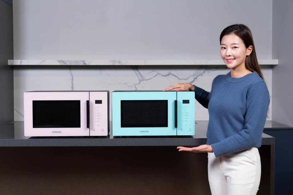 삼성전자 모델이 전자레인지 신제품을 홍보하고 있다/사진=삼성전자