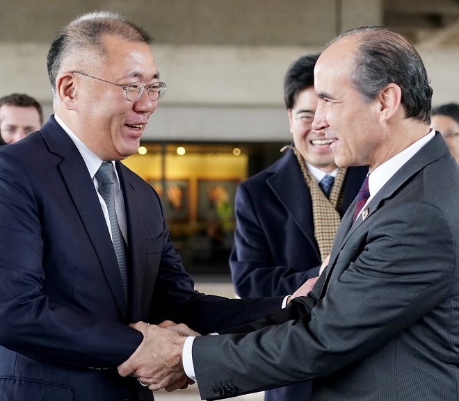 정의선 현대차그룹 수석부회장(왼쪽)과 미국 에너지부 마크 메네제스 차관. (사진=현대차그룹)