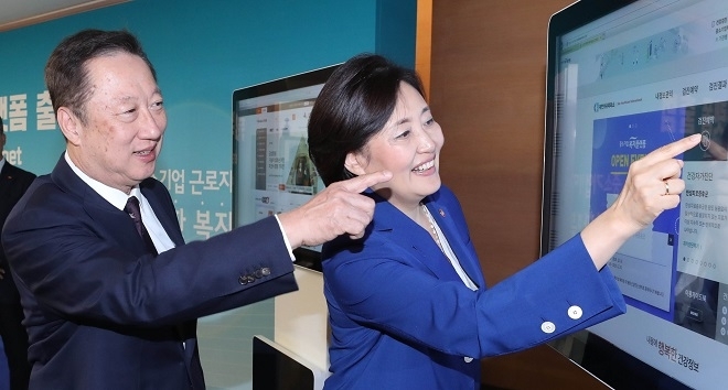 2019년 9월 박용만 대한상의 회장(왼쪽)과 박영선 중기부 장관이 '중소기업 복지플랫폼' 오픈 기념식에서 서비스를 시연하고 있다. (사진=대한상의)