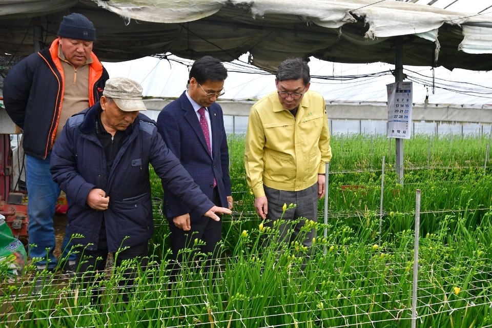 이대훈 농협은행장(오른쪽 첫번째)이 지난 13일 충남 공주시에 소재한 화훼 농가를 방문해 현장의견을 청취하고 있다. / 사진= 농협은행