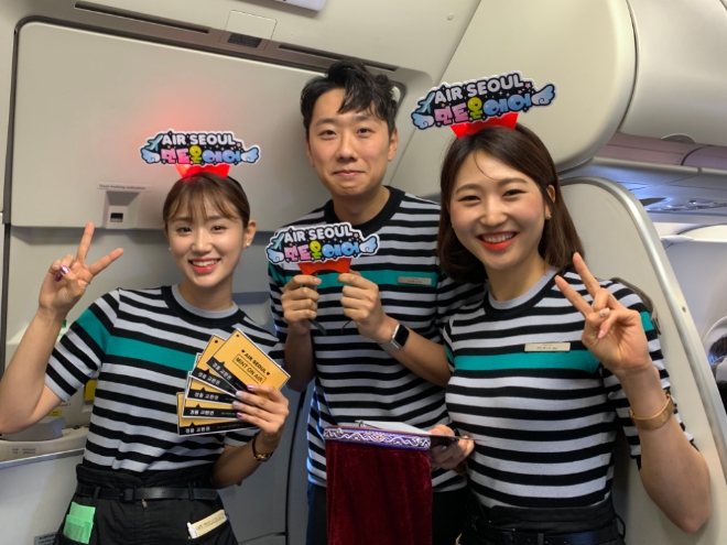 에어서울은 다음 달부터 캐빈승무원 기내 방송 특화팀을 결성해 ‘민트온에어’ 서비스를 시작한다. /사진=에어서울.