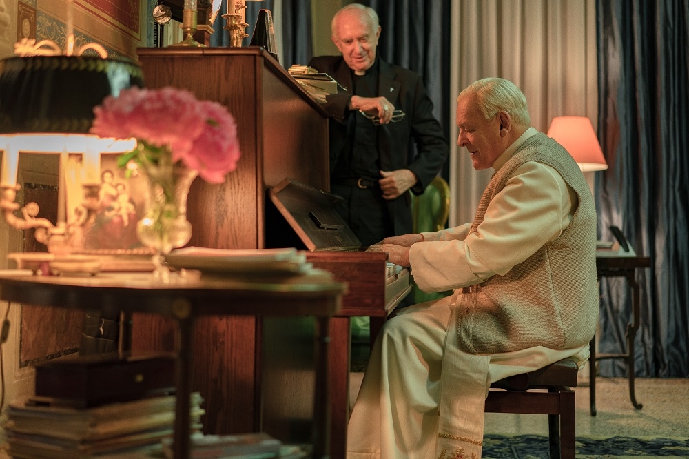 넷플릭스 영화 두 교황 속 피아노를 치는 교황 베네딕토 16세(안소니 홉킨스)와 듣고 있는 프란치스코 교황(조너선 프라이스)/사진=넷플릭스 