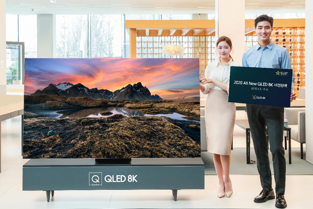 삼성전자 모델들이 QLED 8K 2020년형을 홍보하고 있다/사진=삼성전자