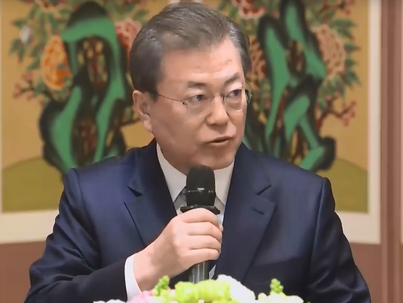 사진: 2월 28일 문재인 대통령이 각당 대표들에게 추경 협조 필요성 등을 얘기하는 모습, 출처: 청와대
