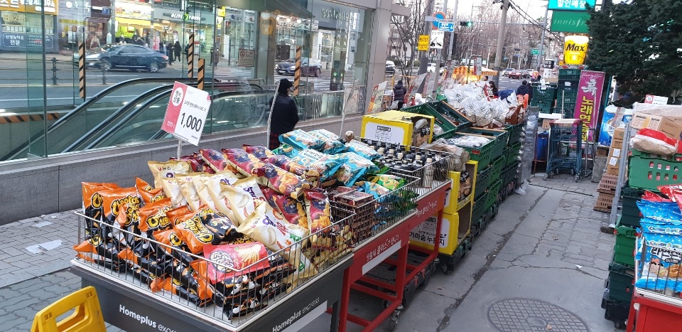 홈플러스 익스프레스가 도로에 제품을 진열해 판매하고 있는 모습. /사진=독자 제공