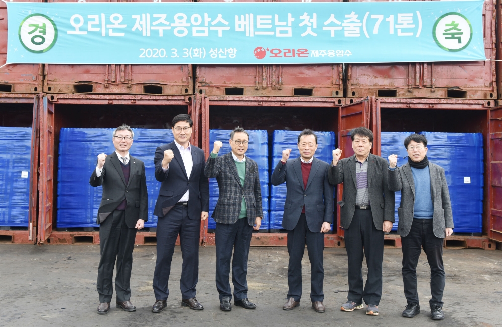 오리온 제주용암수 수출 기념식 사진. (좌측부터) 장원국 제주테크노파크 용암해수센터장, 고용호 제주도의회 농수축경제위원회 위원장, 허철호 ㈜오리온제주용암수 대표이사, 고택사 동아물류 사장, 김철남 제주도 항운노조 성산지부장, 현종훈 ㈜오리온제주용암수 공장장. /사진제공=오리온