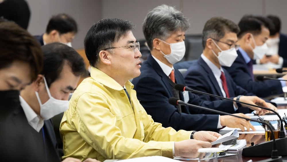 손병두 금융위원회 부위원장이 5일 정부서울청사에서 제3차 코로나19 금융권 대응 점검회의를 주재, 모두발언을 하고 있다. / 사진= 금융위원회(2020.03.05)