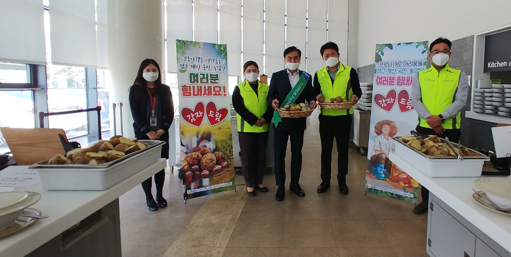5일 농협은행 정부세종청사센터 김강훈 센터장(사진 왼쪽에서 세 번째)과 임직원들이 정부서울청사 구내식당을 찾아 우리농산물 나눔행사를 준비하며 기념촬영을 하고 있다. / 사진= NH농협은행(2020.03.06)