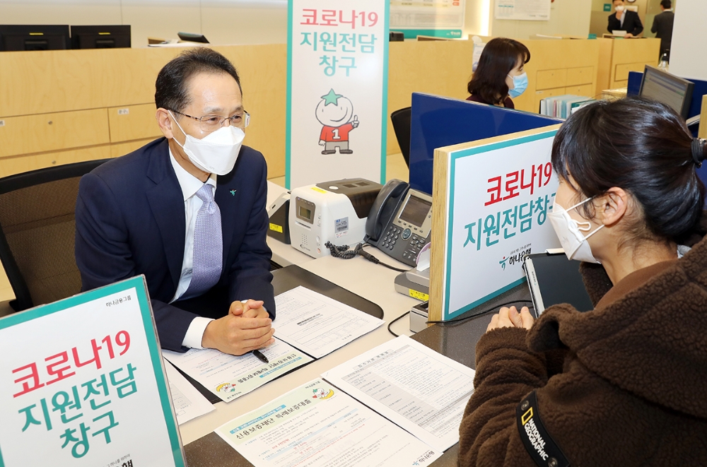 △ 지성규 하나은행장이 을지로 지점을 찾아 지역내 소상공인의 코로나19 피해에 따른 애로 사항을 직접 상담하고 있다. /사진=하나은행