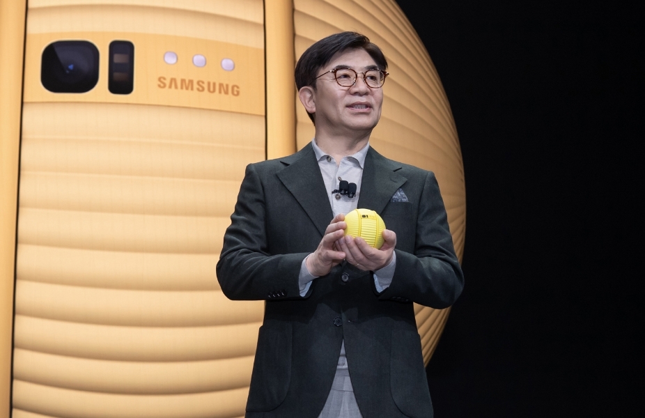 김현석 삼성전자 대표가 CES 2020에서 첨단 하드웨어와 인공지능 기술이 결합된 개인 맞춤형 케어를 강조하면서 지능형 컴퍼니언 로봇(Companion Robot) ‘볼리(Ballie)’를 소개하고 있다/사진=삼성전자