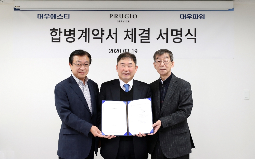 지난 19일 푸르지오서비스 본사에서 열린 ‘합병계약서 체결 서명식’에서 (왼쪽부터) 대우에스티 지홍근대표, 푸르지오서비스 윤우규대표, 대우파워 장복수대표가 합병계약서를 들고 있다 / 사진=대우건설