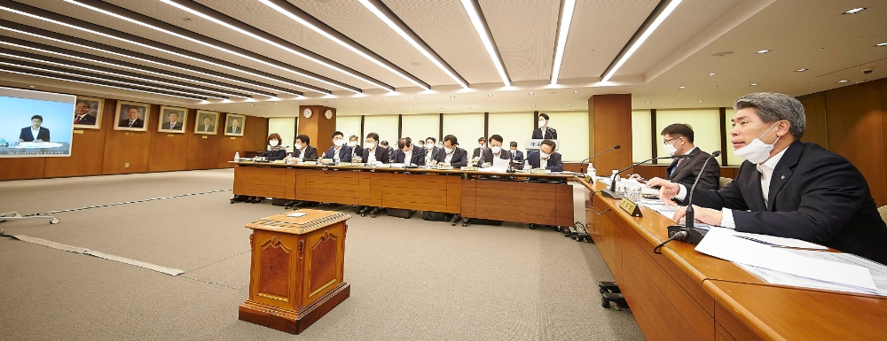 △ 윤종원 기업은행장과 경영진이 코로나19 위기 극복을 위해 전국 21개 지역본부와 영상회의 시스템으로 경영전략회의를 진행하는 모습. /사진=IBK기업은행