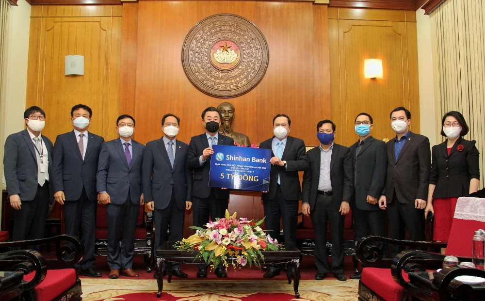베트남 하노이 소재 조국전선위원회 본부에서 진행된 기부 행사에서 신한베트남은행 이채호 부법인장(좌측 다섯번째)와 쩐 탄 만(Tran Thanh Man) 베트남 조국전선위원회 위원장(좌측 여섯번째), 주한베트남대사관 박노완 대사(좌측 네번째)가 기념촬영을 하는 모습 / 사진= 신한은행